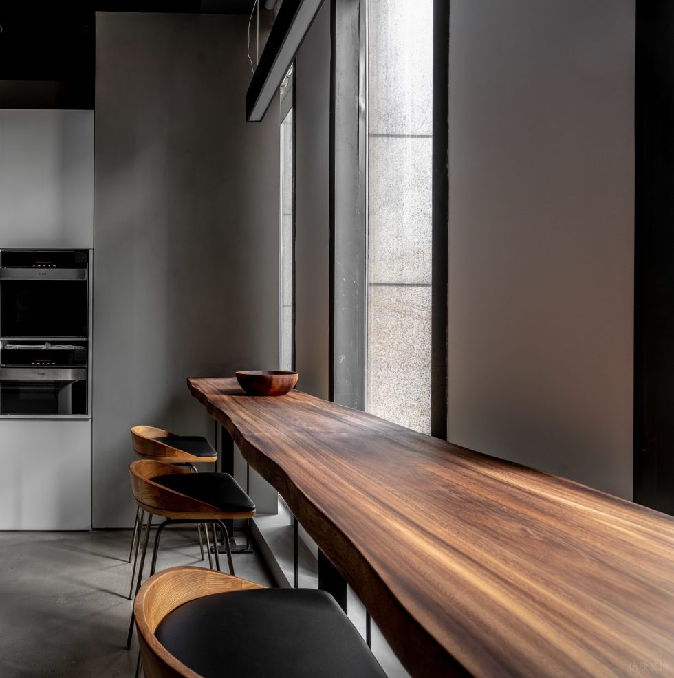 灰色極簡工業(yè)風(fēng)辦公室裝修設(shè)計暖木色吧臺