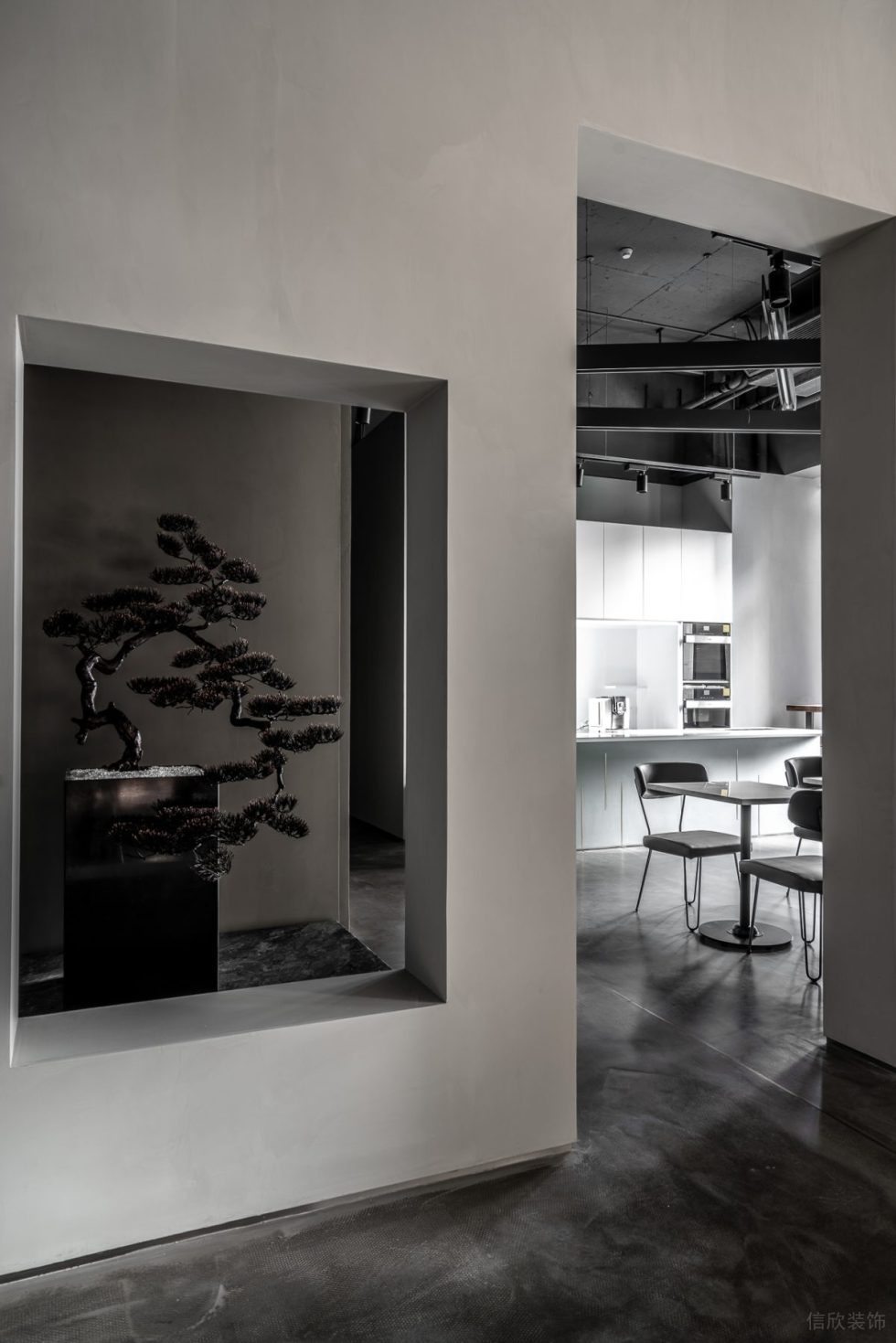 灰色極簡工業(yè)風(fēng)辦公室裝修設(shè)計深色調(diào)植物盆景