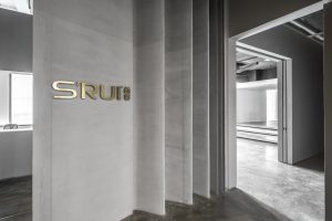 灰色極簡工業(yè)風(fēng)辦公室裝修設(shè)計企業(yè)標(biāo)識形象墻效果圖