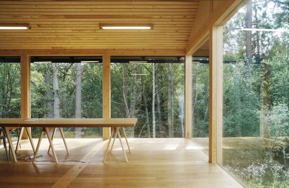 戶外全木結(jié)構(gòu)辦公室裝修設(shè)計(jì) 工作區(qū)木質(zhì)辦公長(zhǎng)桌