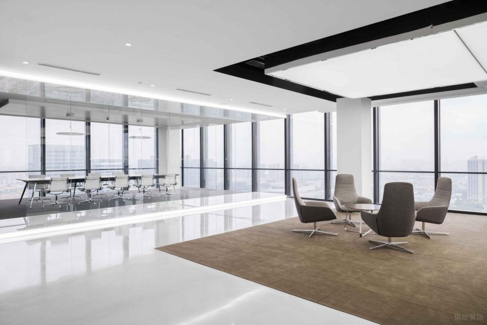 潔白現(xiàn)代風(fēng)辦公室裝修設(shè)計米黃色布藝單人沙發(fā)