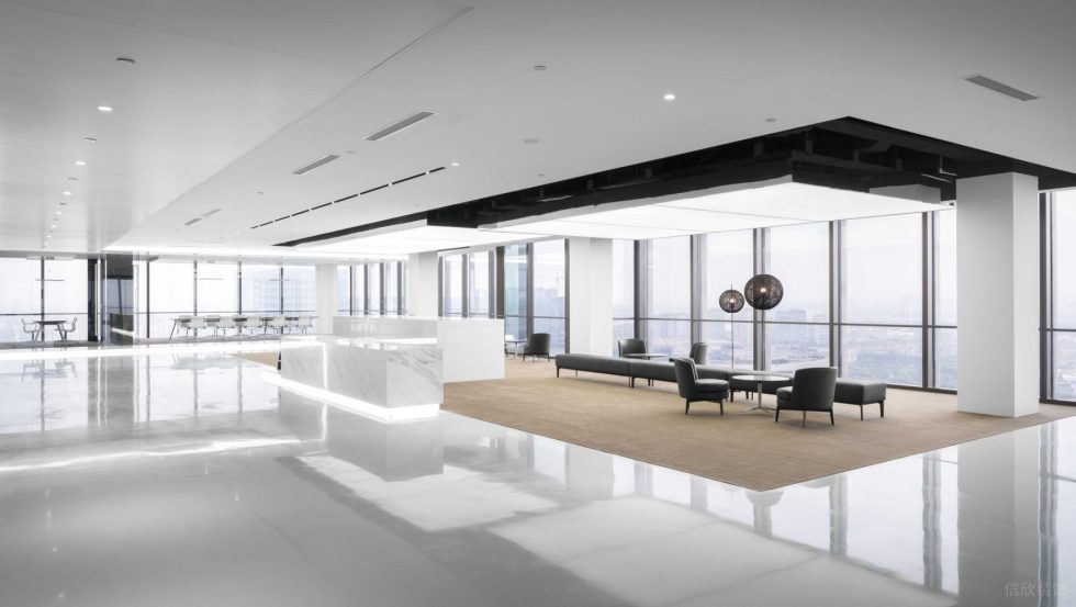 潔白現(xiàn)代風(fēng)辦公室裝修設(shè)計深灰色沙發(fā)組合