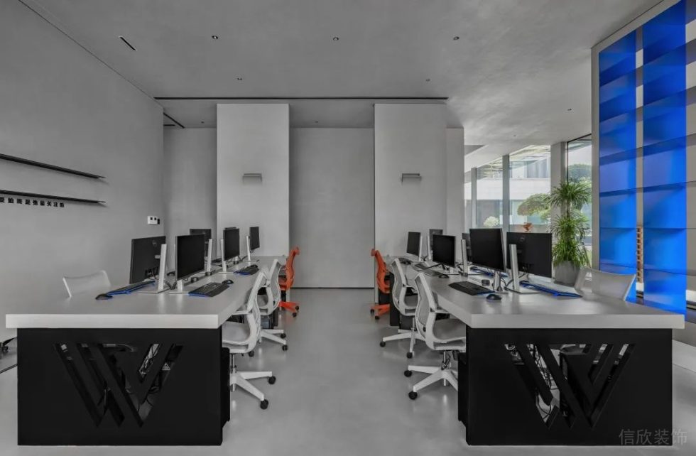 極簡黑白灰風(fēng)格辦公室裝修案例工作區(qū)灰色地坪漆