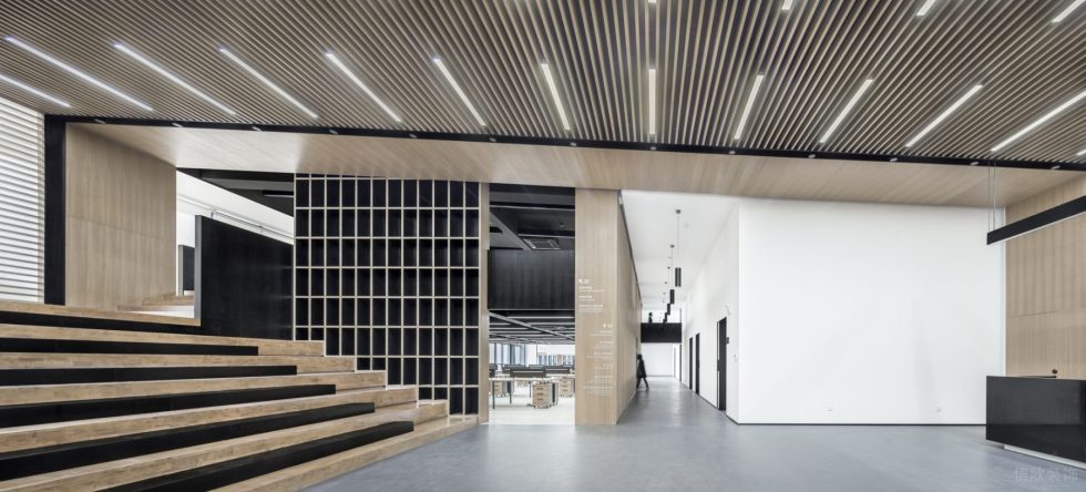 簡潔原木風辦公室裝修設計木紋鋁方通格柵吊頂