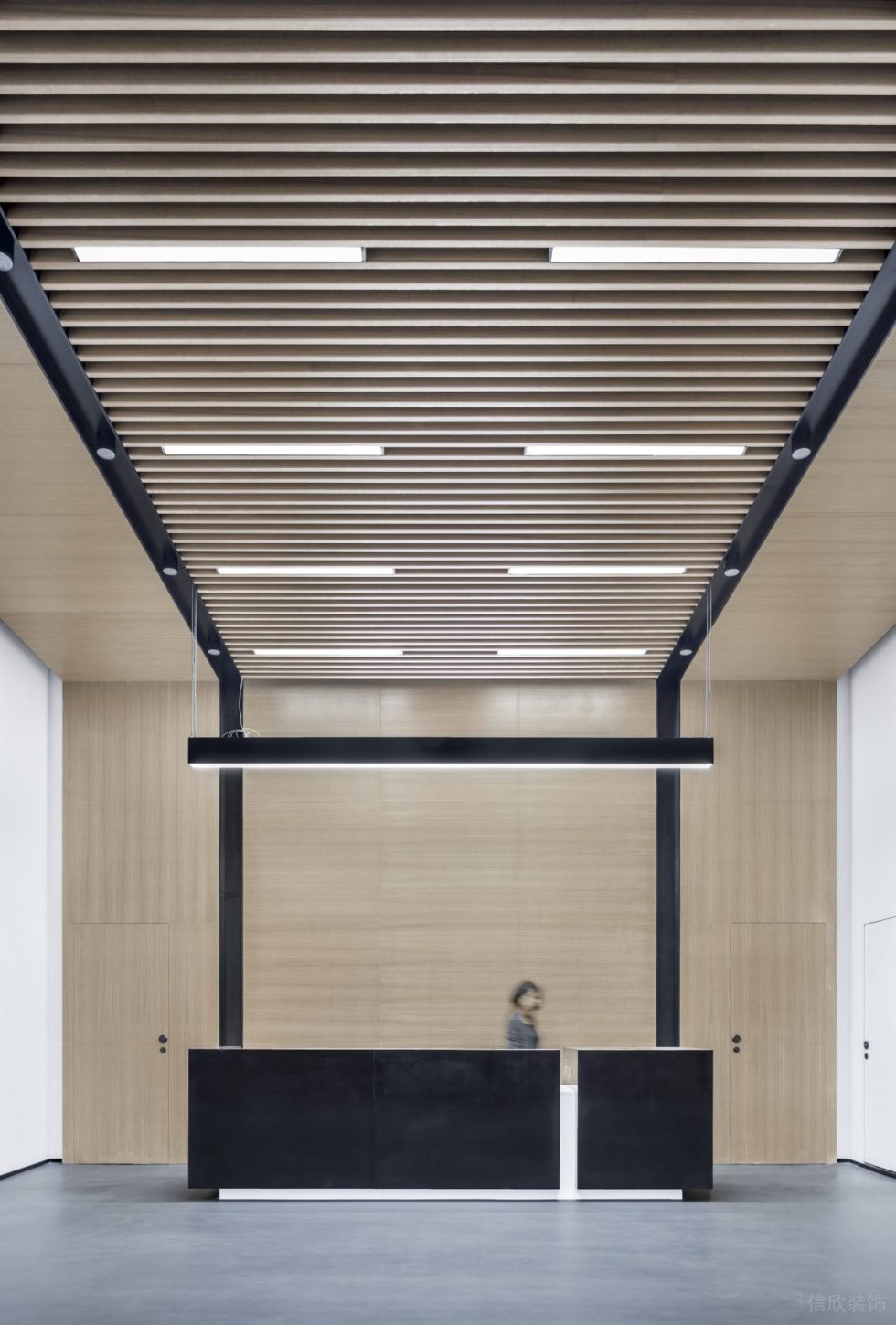 簡(jiǎn)潔原木風(fēng)辦公室裝修設(shè)計(jì)黑色調(diào)前臺(tái) 簡(jiǎn)潔原木風(fēng)辦公室裝修設(shè)計(jì)黑色調(diào)前臺(tái)