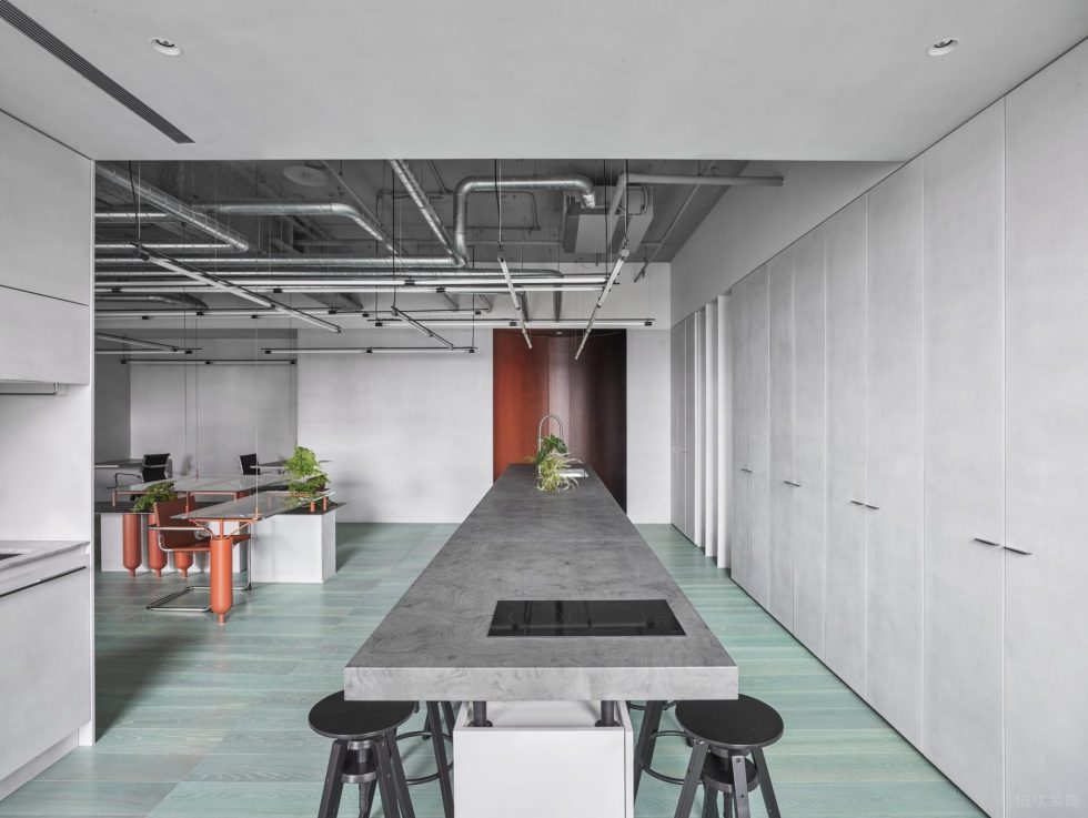 機(jī)械工業(yè)風(fēng)辦公室裝修設(shè)計(jì)淺灰色水吧休閑區(qū) 機(jī)械工業(yè)風(fēng)辦公室裝修設(shè)計(jì)深色石材水吧淺灰色水吧休閑區(qū)