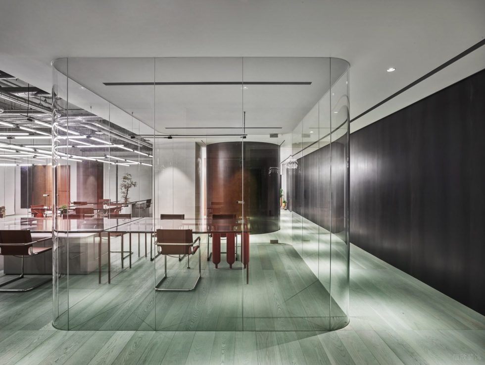 機(jī)械工業(yè)風(fēng)辦公室裝修設(shè)計(jì)中性色弧形玻璃隔斷洽談室 機(jī)械工業(yè)風(fēng)辦公室裝修設(shè)計(jì)中性色弧形玻璃隔斷洽談室