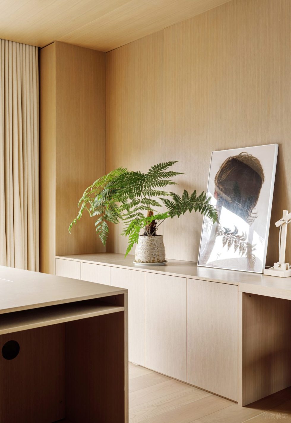 簡(jiǎn)約北歐風(fēng)辦公室裝修設(shè)計(jì) 綠色小盆栽及裝飾畫