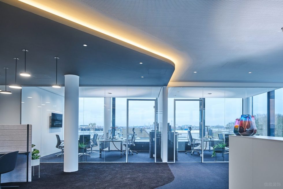 科技主義現(xiàn)代風辦公室裝修設(shè)計灰白色經(jīng)理辦公室