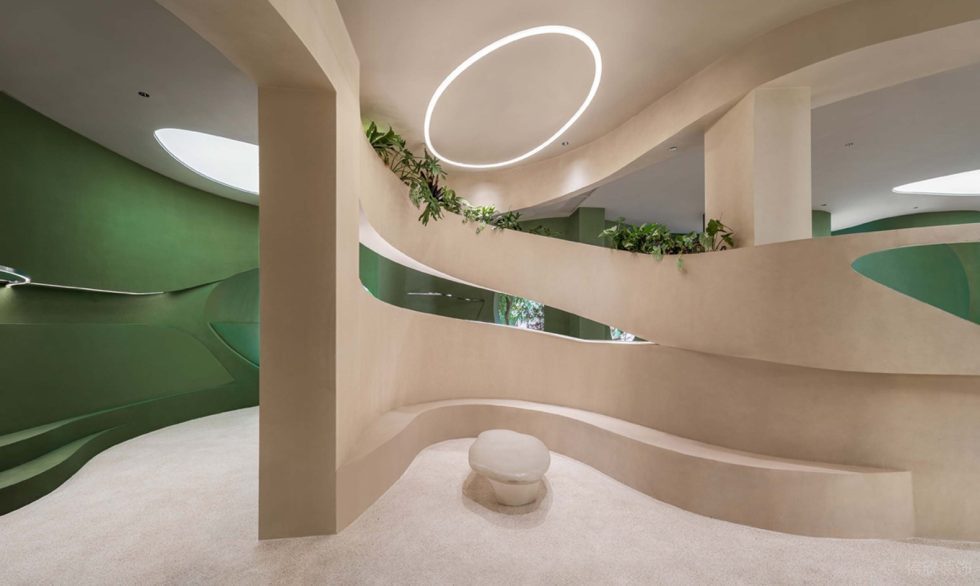 綠意奶油簡約風(fēng)飲品店杏色不規(guī)則隔墻座位區(qū)裝修圖