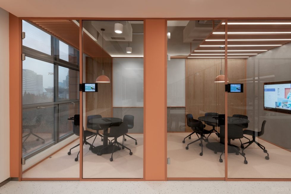 玫瑰金時(shí)尚風(fēng)辦公室裝修設(shè)計(jì) 玻璃隔斷會(huì)議室