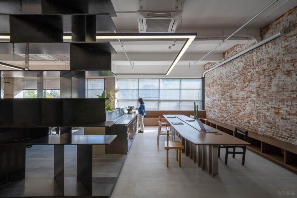 美式工業(yè)風(fēng)辦公室裝修設(shè)計暖色調(diào)開放式會議區(qū)