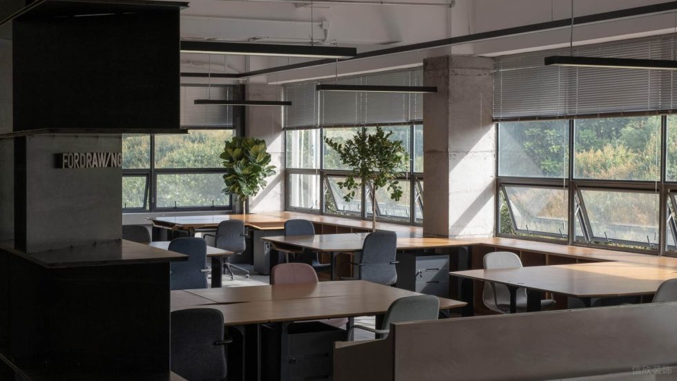 美式工業(yè)風辦公室裝修設計暗色系辦公區(qū)效果圖