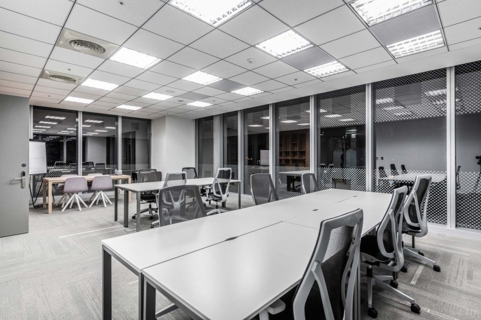 木色簡約風(fēng)辦公室裝修案例灰白色工作區(qū)