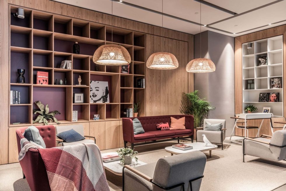 木色簡(jiǎn)約風(fēng)辦公室裝修案例接待區(qū)棗紅色沙發(fā) 木色簡(jiǎn)約風(fēng)辦公室裝修案例接待區(qū)棗紅色沙發(fā)