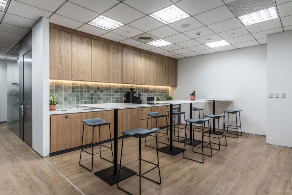 木色簡(jiǎn)約風(fēng)辦公室裝修案例員工用餐區(qū)木紋色茶水柜 木色簡(jiǎn)約風(fēng)辦公室裝修案例員工用餐區(qū)木紋色茶水柜