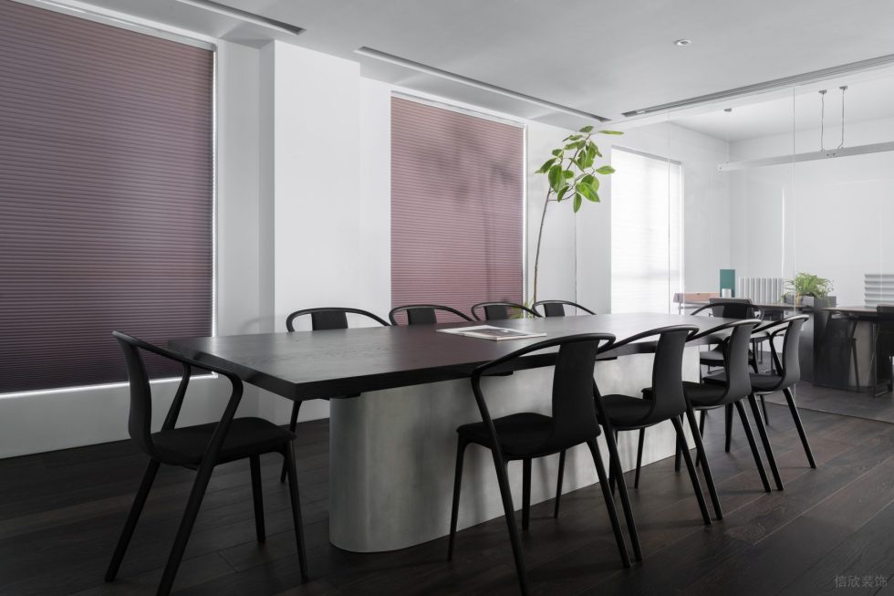 木質(zhì)簡(jiǎn)約風(fēng)辦公室裝修設(shè)計(jì)深木色討論桌