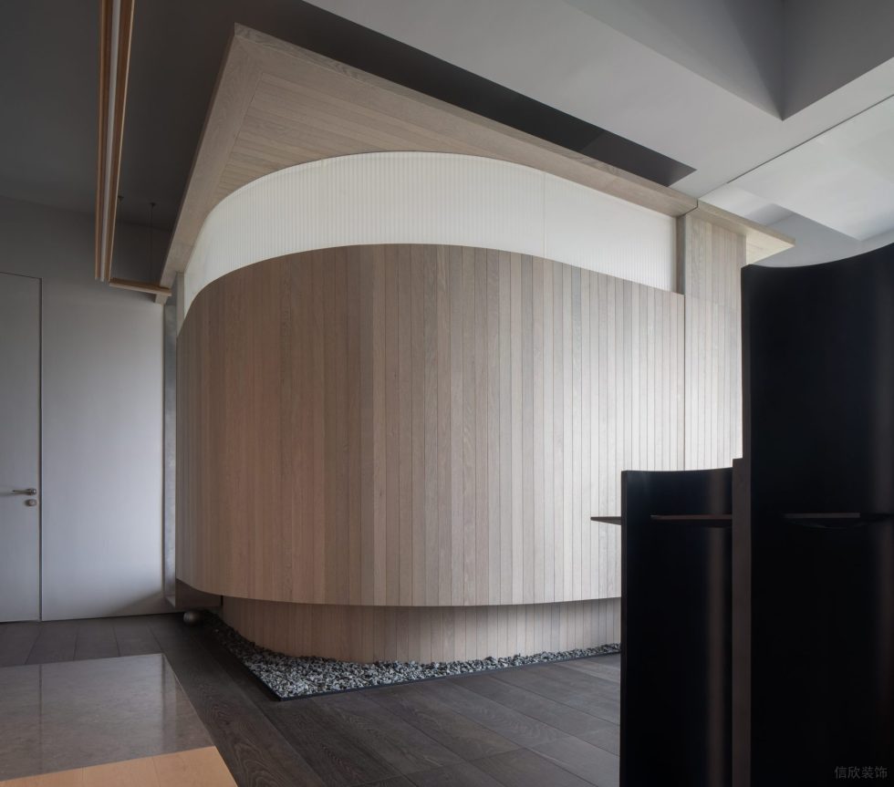 木質(zhì)簡約風(fēng)辦公室裝修設(shè)計(jì)原木色弧形墻體