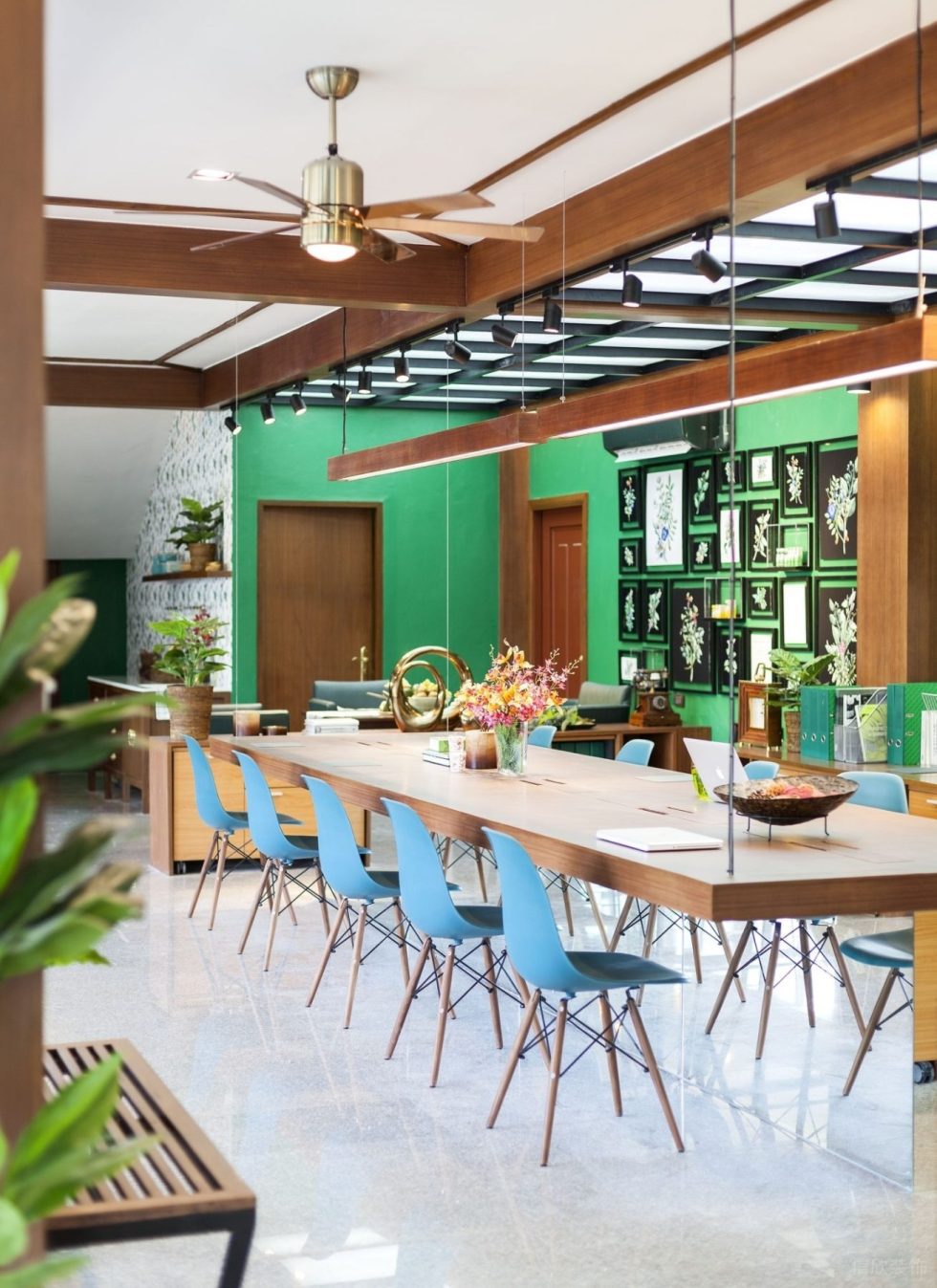 暖色田園風(fēng)辦公室裝修設(shè)計暖木色懸吊式辦公臺 暖色田園風(fēng)辦公室裝修設(shè)計暖木色懸吊式辦公臺