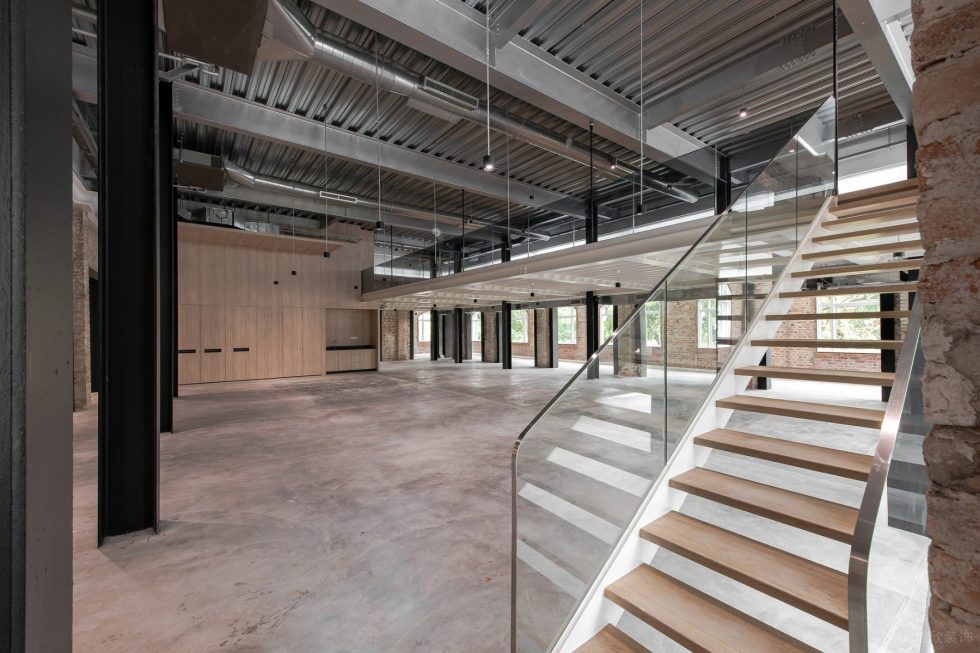 歐式工業(yè)風(fēng)辦公室裝修案例 復(fù)式辦公區(qū)