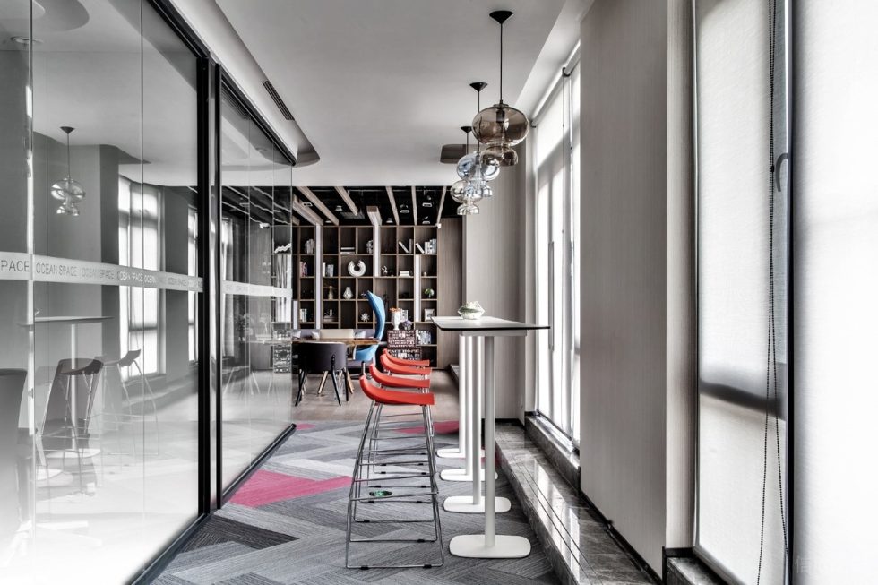 淺色調(diào)科幻現(xiàn)代風(fēng)辦公室裝修設(shè)計白色吧臺