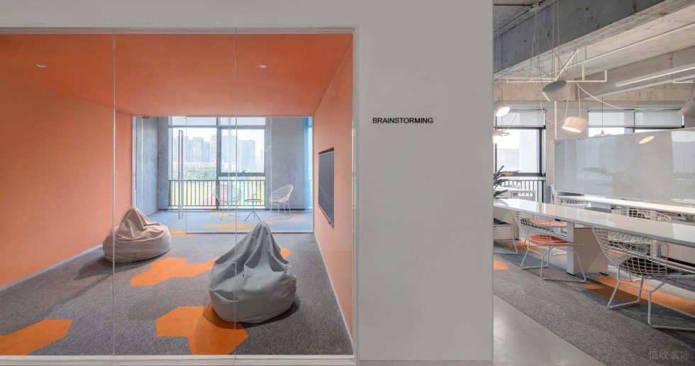 時(shí)尚極簡風(fēng)辦公室裝修設(shè)計(jì)橙色調(diào)休息室