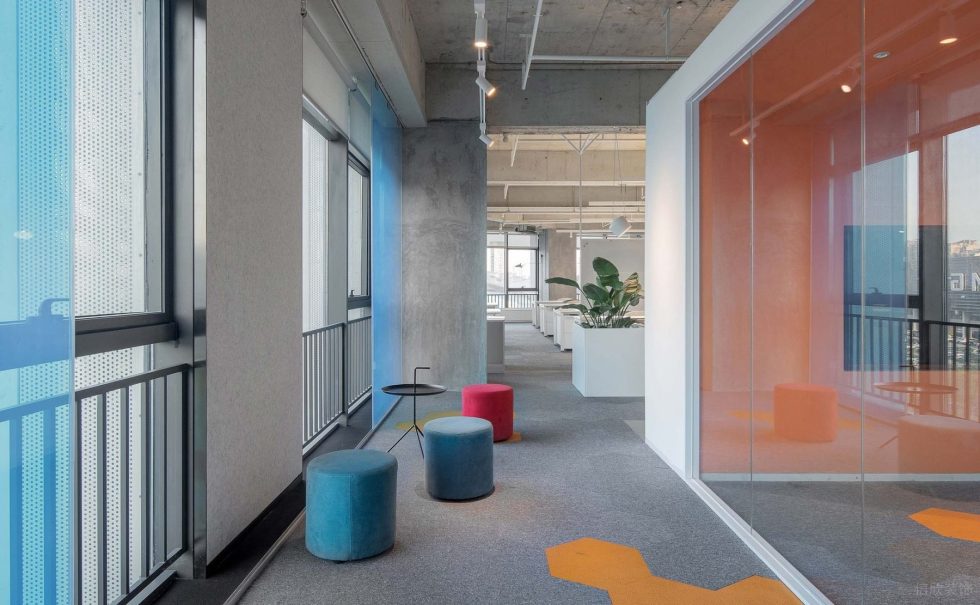 時尚極簡風(fēng)辦公室裝修設(shè)計淺色系過道休閑區(qū)