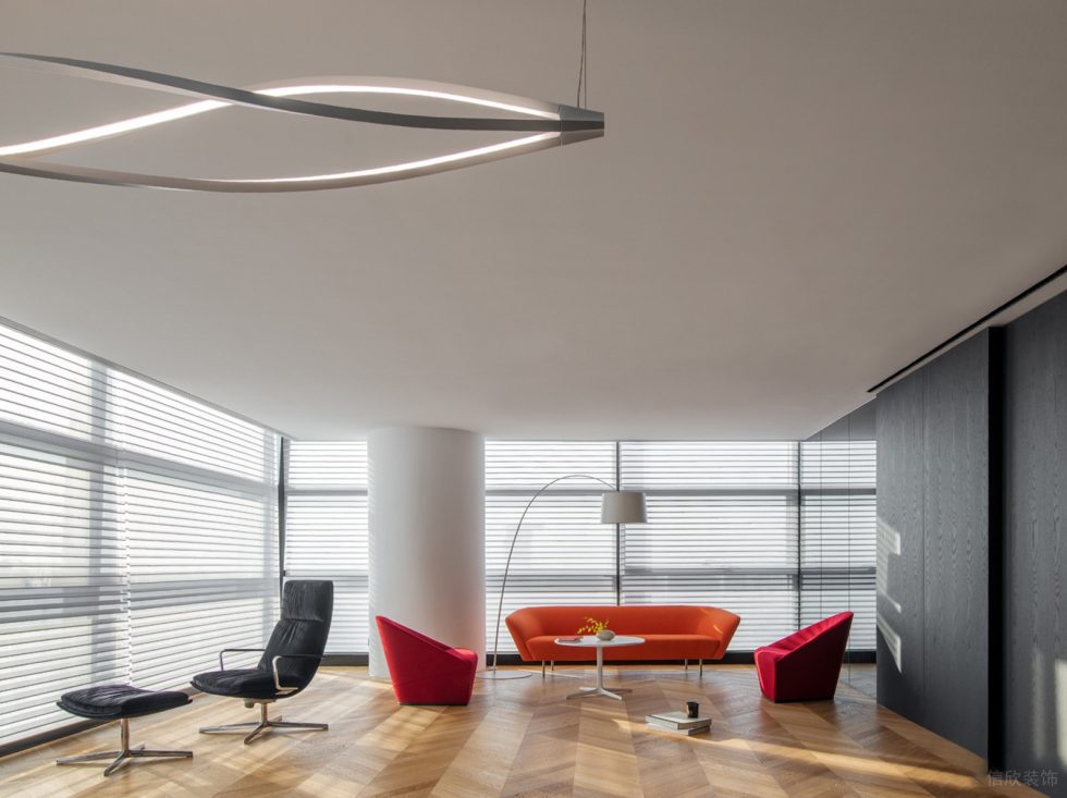 時尚金屬風辦公室裝修設計 接待區(qū)橙色沙發(fā)黑色躺椅