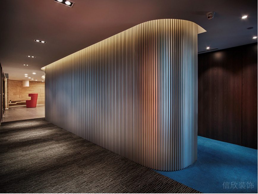 時(shí)尚簡約風(fēng)辦公室裝修設(shè)計(jì)過道銀色金屬波紋格柵板墻體