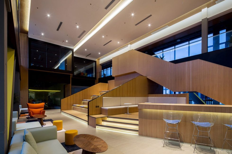 深色現(xiàn)代風(fēng)辦公室裝修設(shè)計木紋色休閑接待區(qū)效果圖