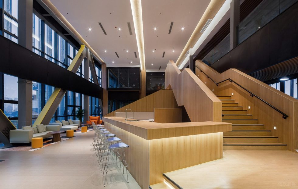 深色現(xiàn)代風(fēng)辦公室裝修設(shè)計(jì)木質(zhì)樓梯 深色現(xiàn)代風(fēng)辦公室裝修設(shè)計(jì)木質(zhì)樓梯