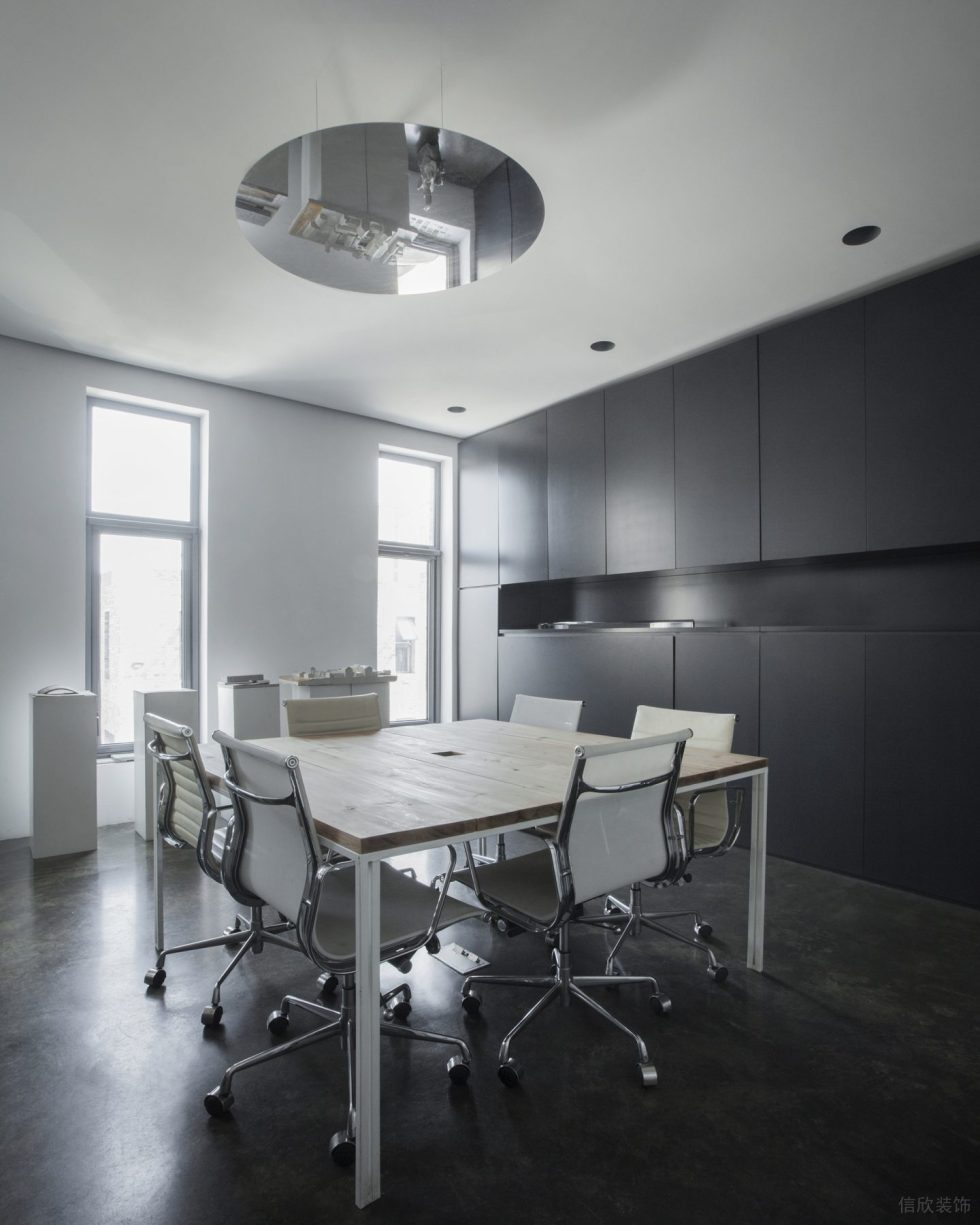 素雅極簡(jiǎn)風(fēng)辦公室裝修設(shè)計(jì)深色會(huì)議室效果圖