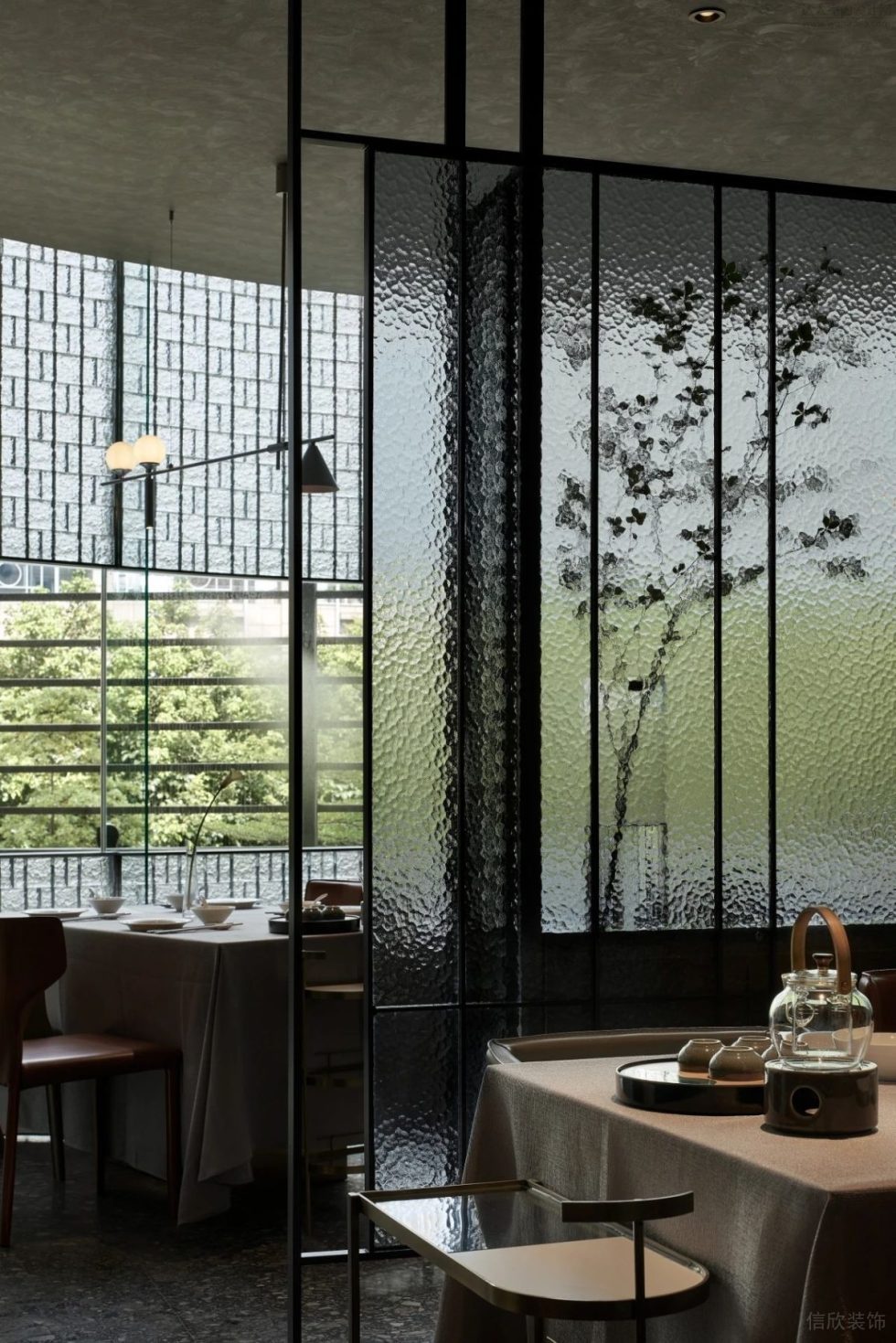 深遠輕奢金屬感中餐廳水紋玻璃屏風(fēng)裝修效果圖