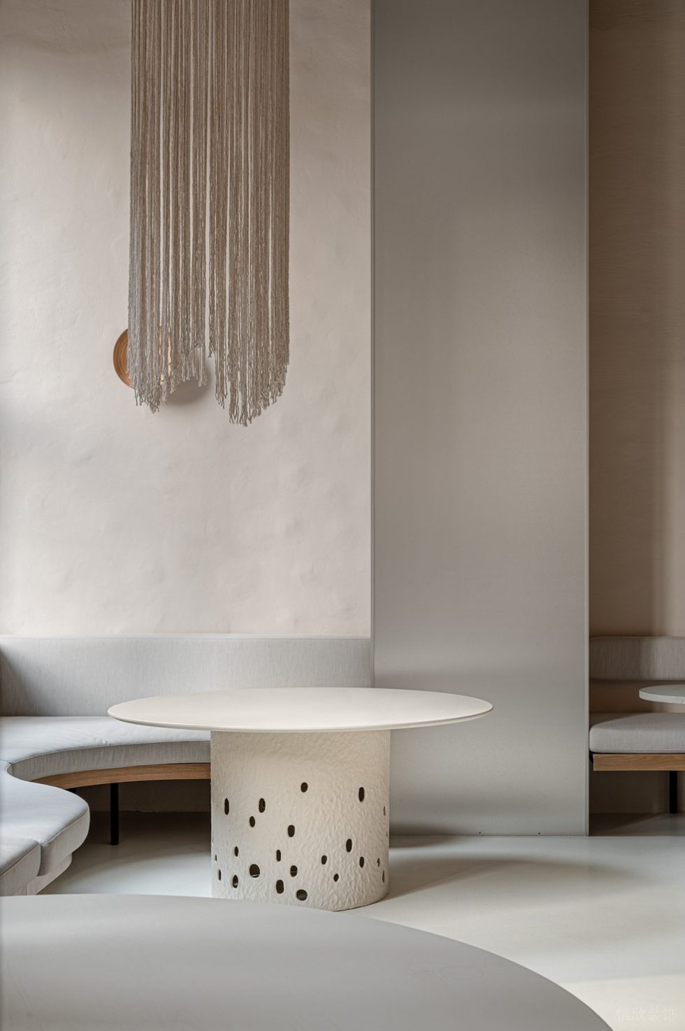 深圳市簡約侘寂風甜品店創(chuàng)意餐桌裝修設計