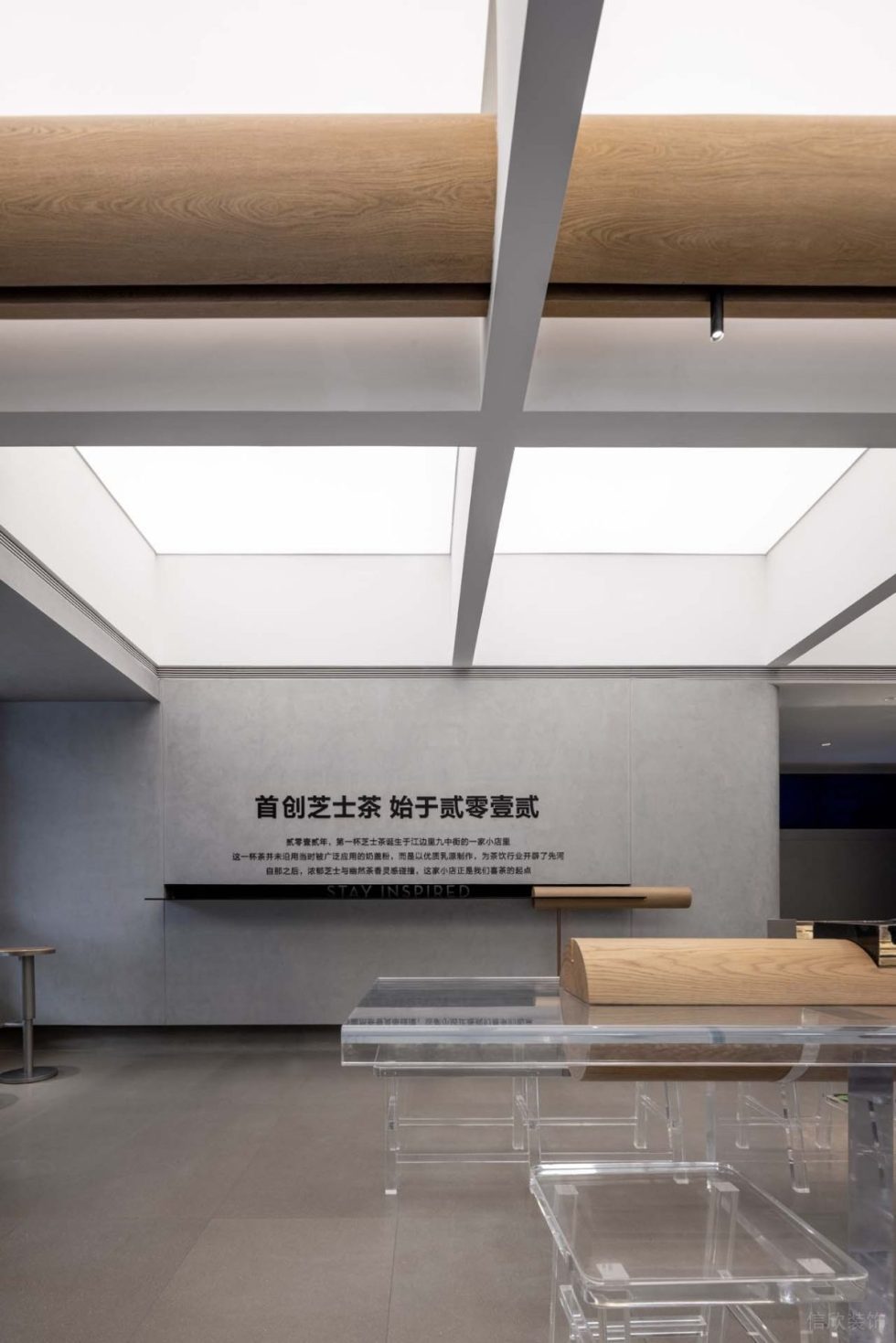 深圳市現(xiàn)代極簡風飲品店灰色品牌墻裝修設(shè)計
