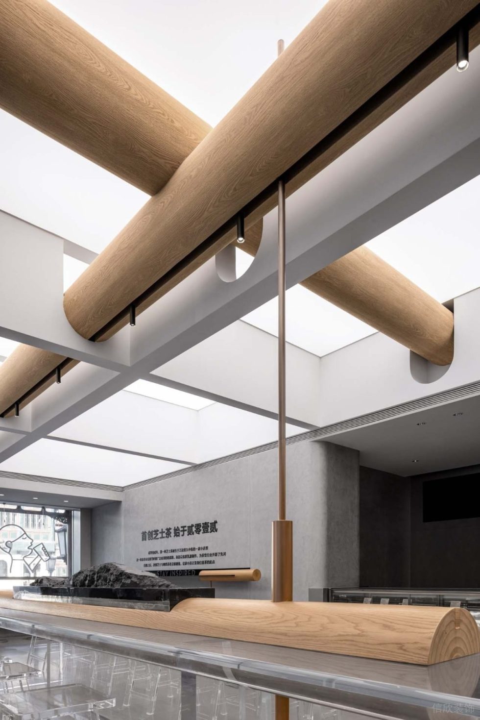 深圳市現(xiàn)代極簡風飲品店木質(zhì)吊頂裝修設(shè)計