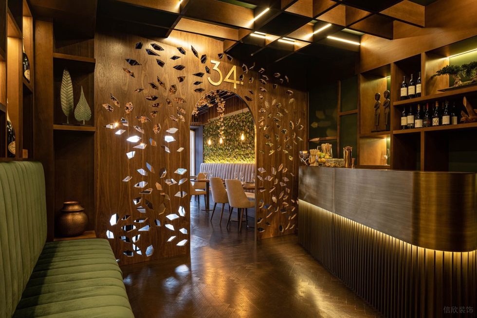 弧線餐廳就餐區(qū)金屬條紋柵格板燈飾設(shè)計過道效果