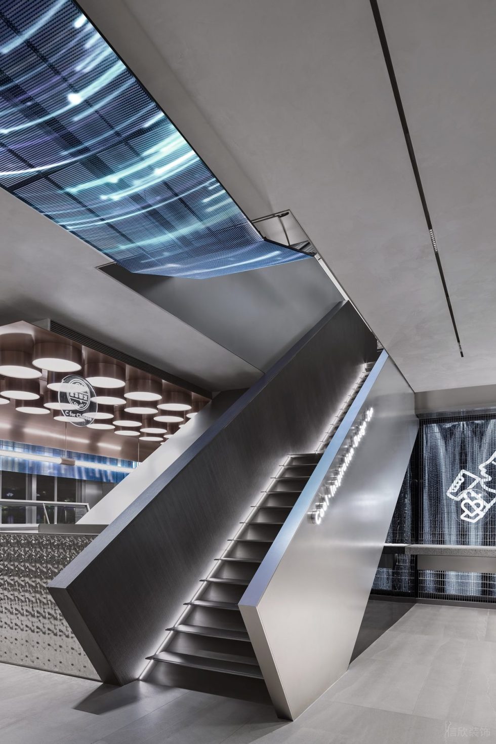 現(xiàn)代風飲品店炫酷不銹鋼樓梯裝修設(shè)計