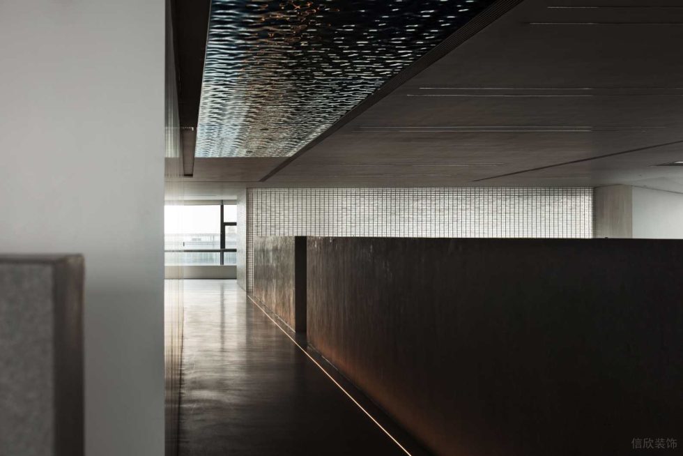 現(xiàn)代時(shí)尚風(fēng)辦公室裝修案例 過(guò)道金屬感天花