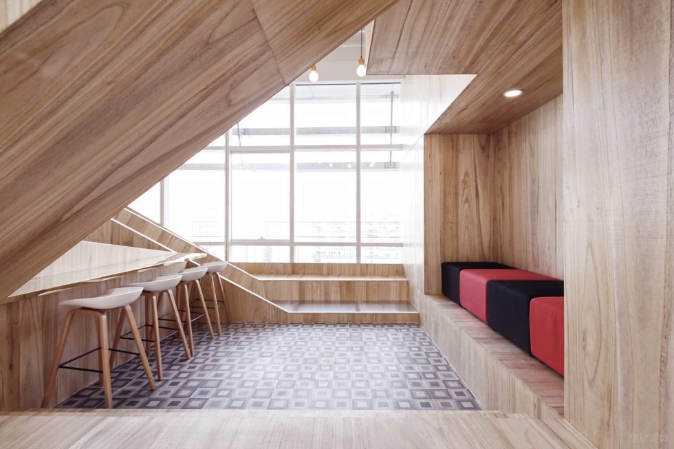 現(xiàn)代原木風(fēng)辦公室裝修設(shè)計(jì)原木色吧臺(tái)休閑區(qū)