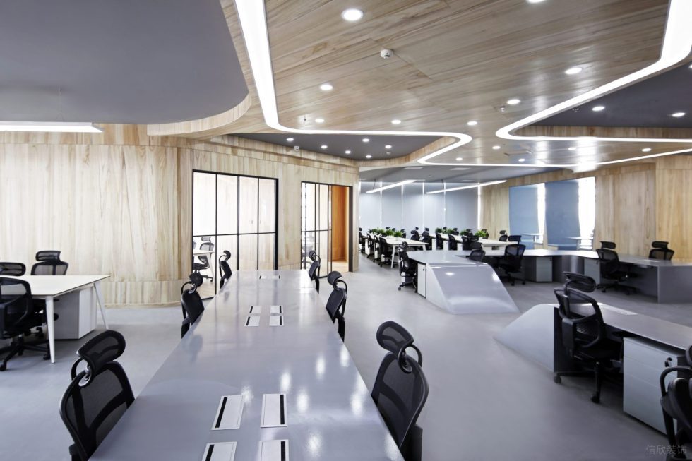 現(xiàn)代原木風辦公室裝修設計原木色護墻板