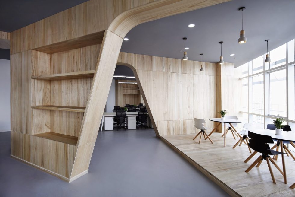 現(xiàn)代原木風(fēng)辦公室裝修設(shè)計(jì)原木色開放式洽談區(qū)