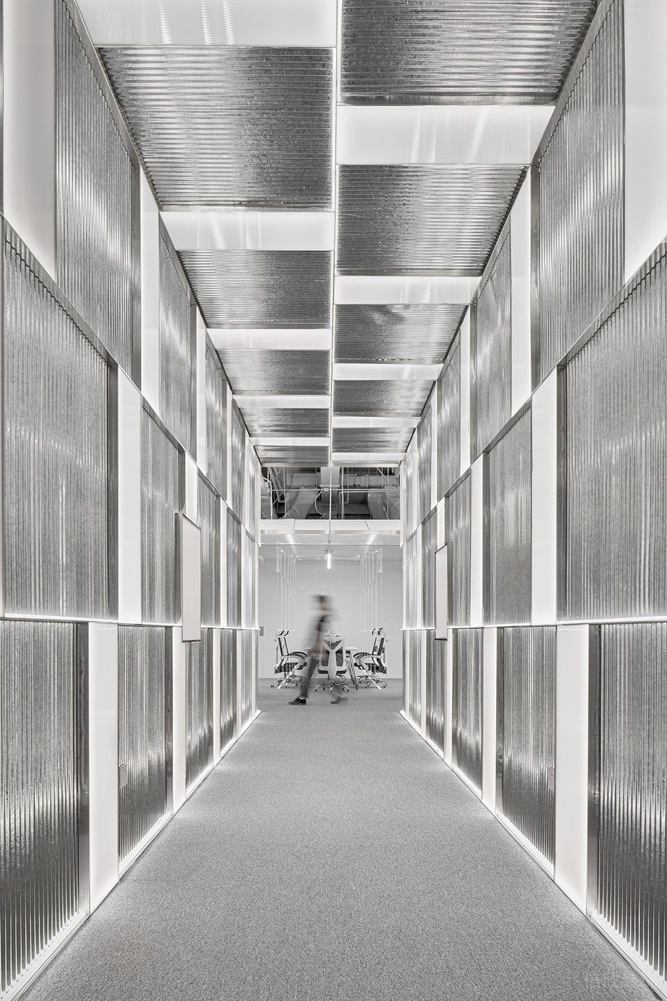 現(xiàn)代主義極簡(jiǎn)風(fēng)辦公室裝修案例 科技感過(guò)道