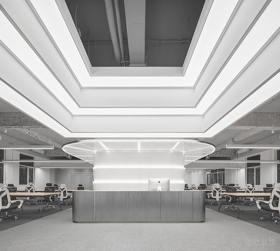 現(xiàn)代主義極簡(jiǎn)風(fēng)辦公室裝修案例 銀色格柵條紋前臺(tái)及辦公區(qū)