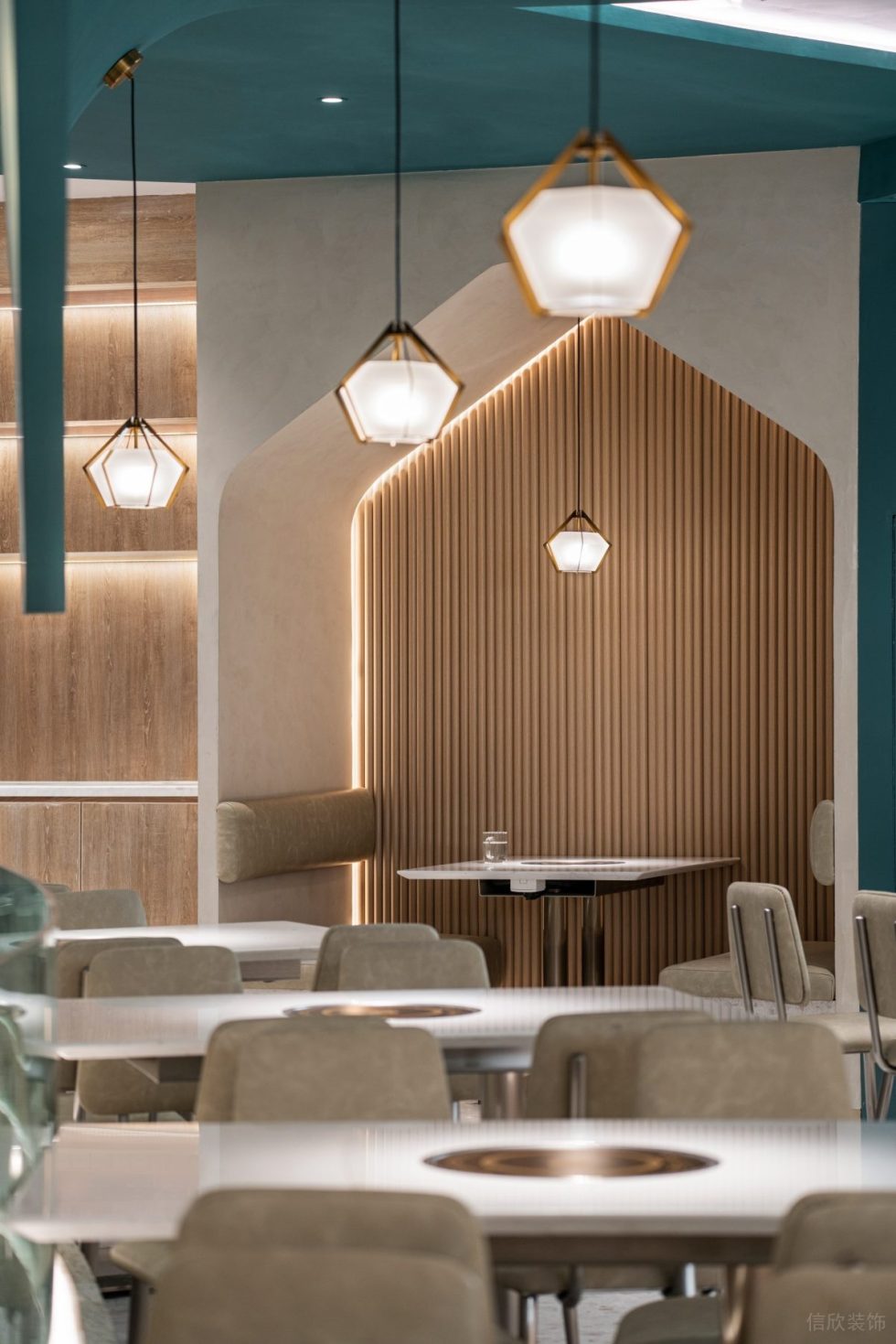 椰林海岸極簡(jiǎn)風(fēng)火鍋店卡座背景裝修設(shè)計(jì)效果圖