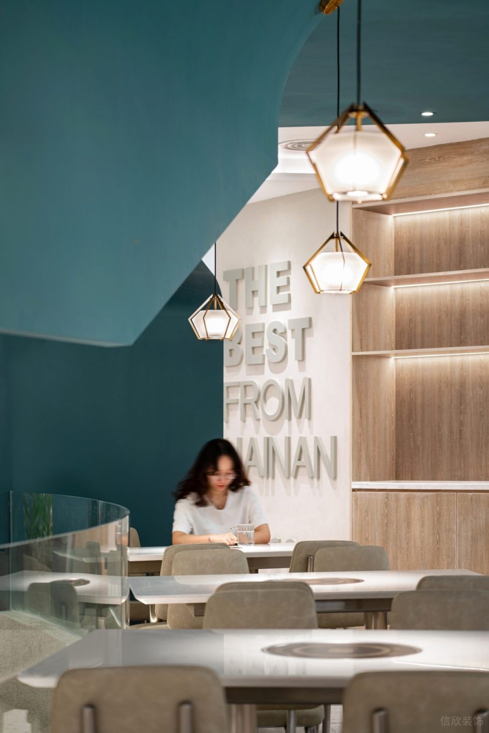 椰林海岸極簡風(fēng)火鍋店燈籠裝修圖