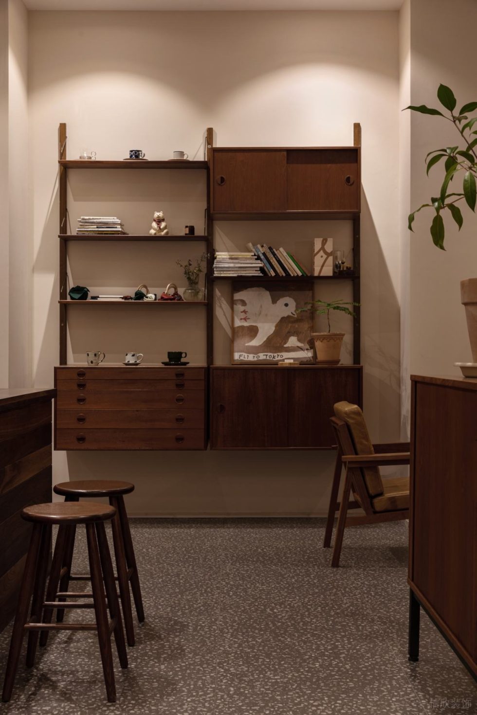 原木風(fēng)咖啡店掛墻展示架裝修展示圖