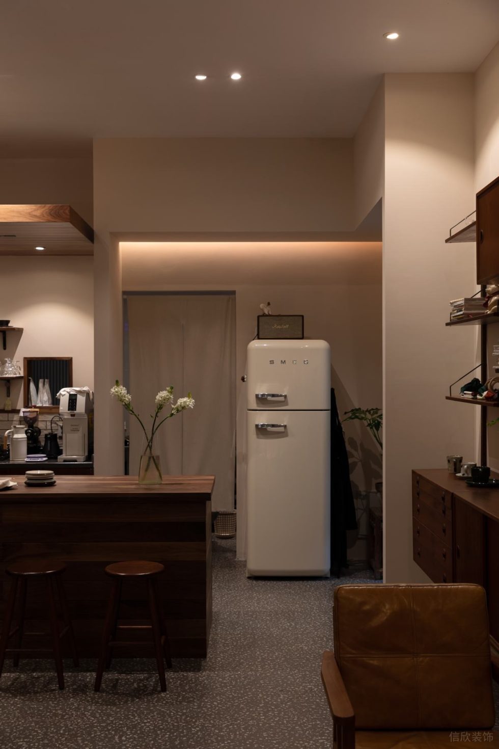 原木風(fēng)咖啡店暖白燈光、暗藏?zé)魩аb修設(shè)計