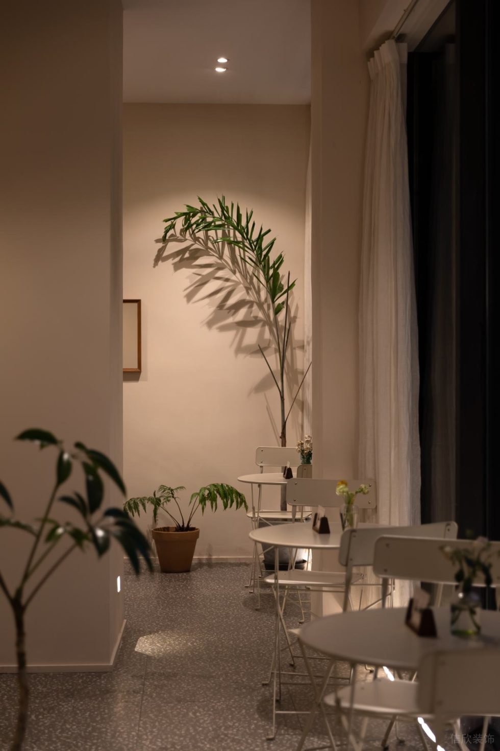 原木風(fēng)咖啡店清冷金屬白色桌椅裝修效果圖