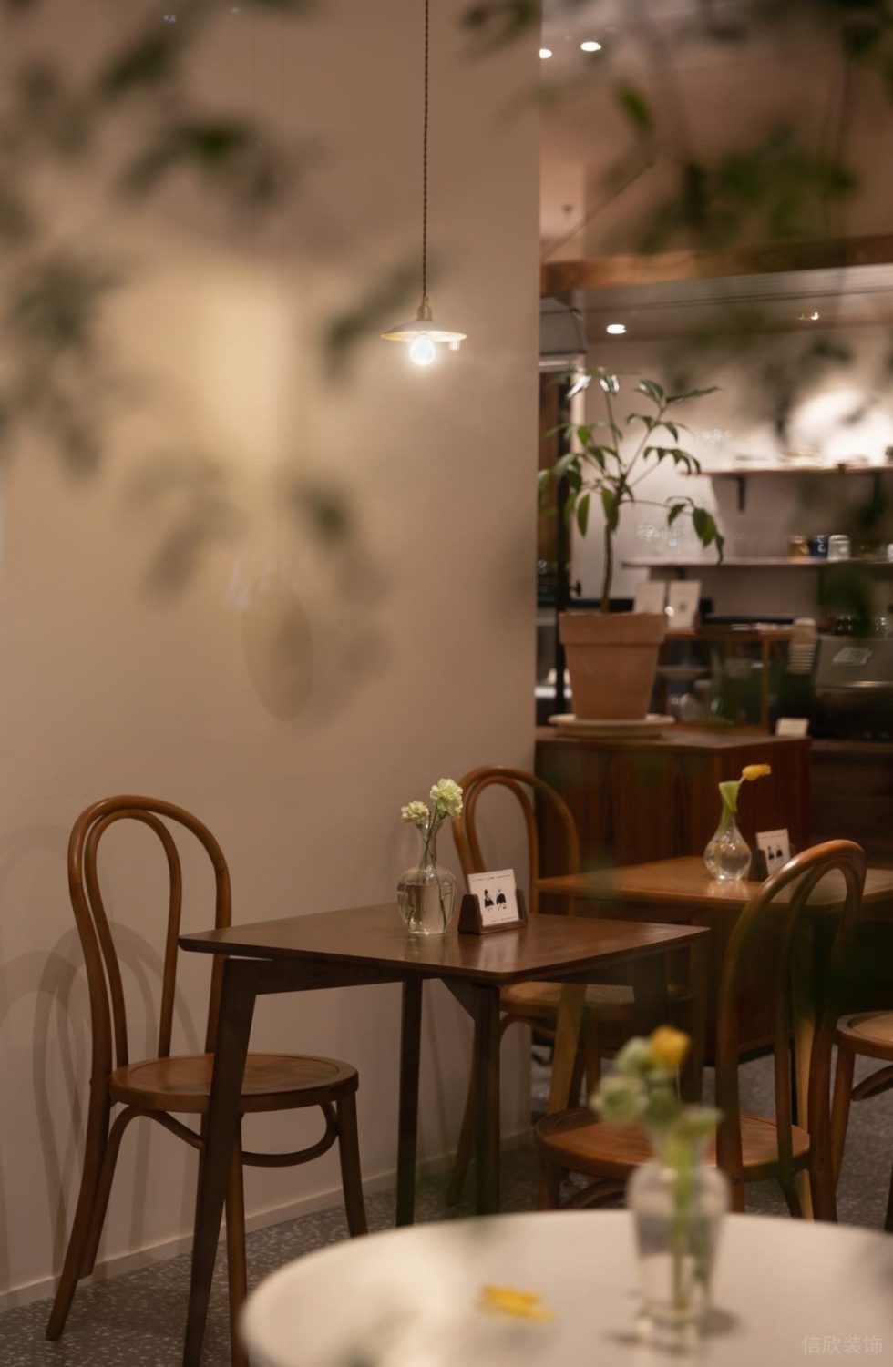 原木風(fēng)咖啡店人體工程學(xué)座椅裝修設(shè)計